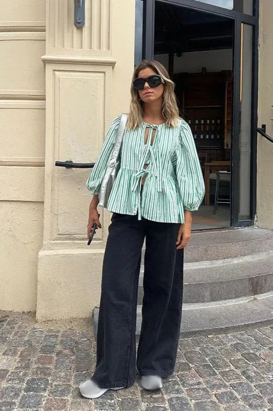 Prestige Mode™ | Blouse Courte à Volants à Manches Bouffantes avec Nœuds en Rayures Vertes