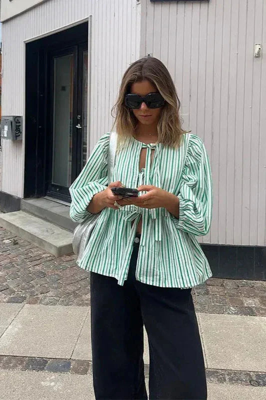 Prestige Mode™ | Blouse Courte à Volants à Manches Bouffantes avec Nœuds en Rayures Vertes